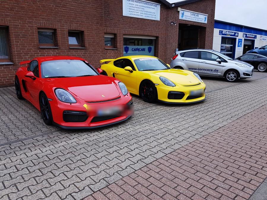 Zwei Porsche Cayman GT4 auf dem CarNCare-Hof