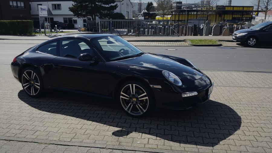 Schwarzer Porsche 911 mit Keramikversiegelung