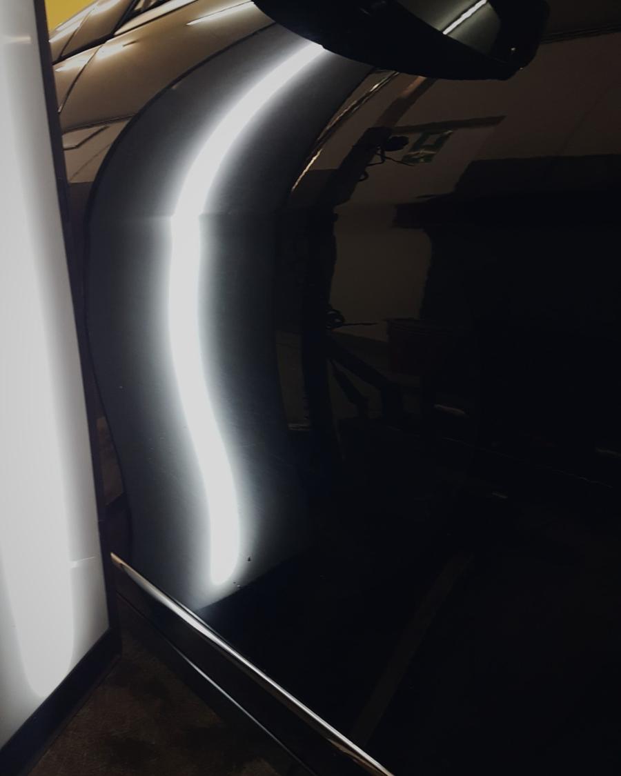 Dellenentfernung unter der LED-Lichtleiste