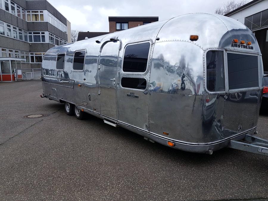 Polierter Airstream-Wohnwagen