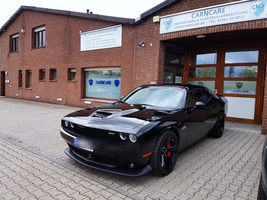 Dodge Challenger vor dem CarNCare-Gebäude